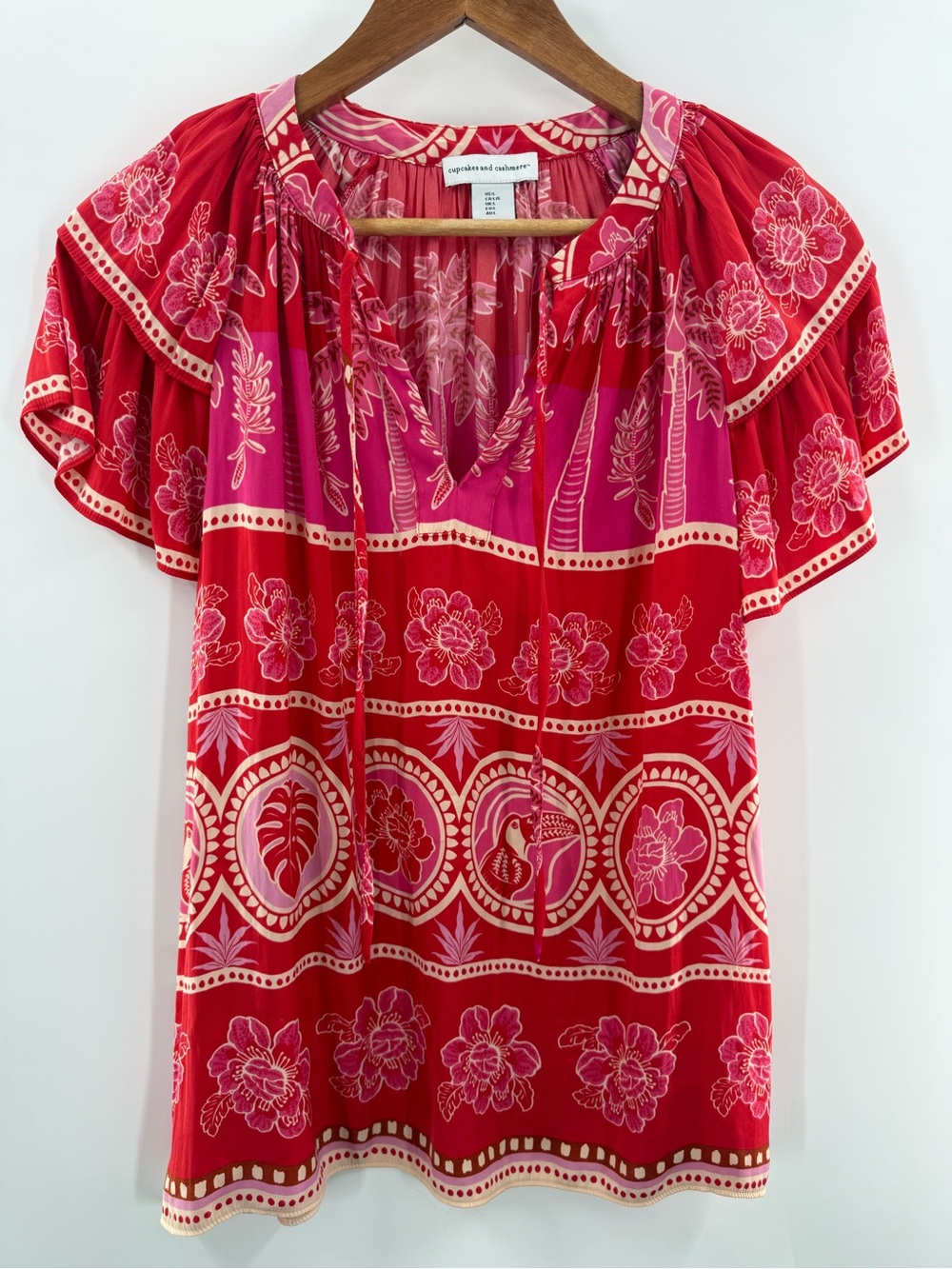 Cupcakes & Cashmere Flutter Sleeve V-Neck Tropical Print Short Sleeve Top Size L